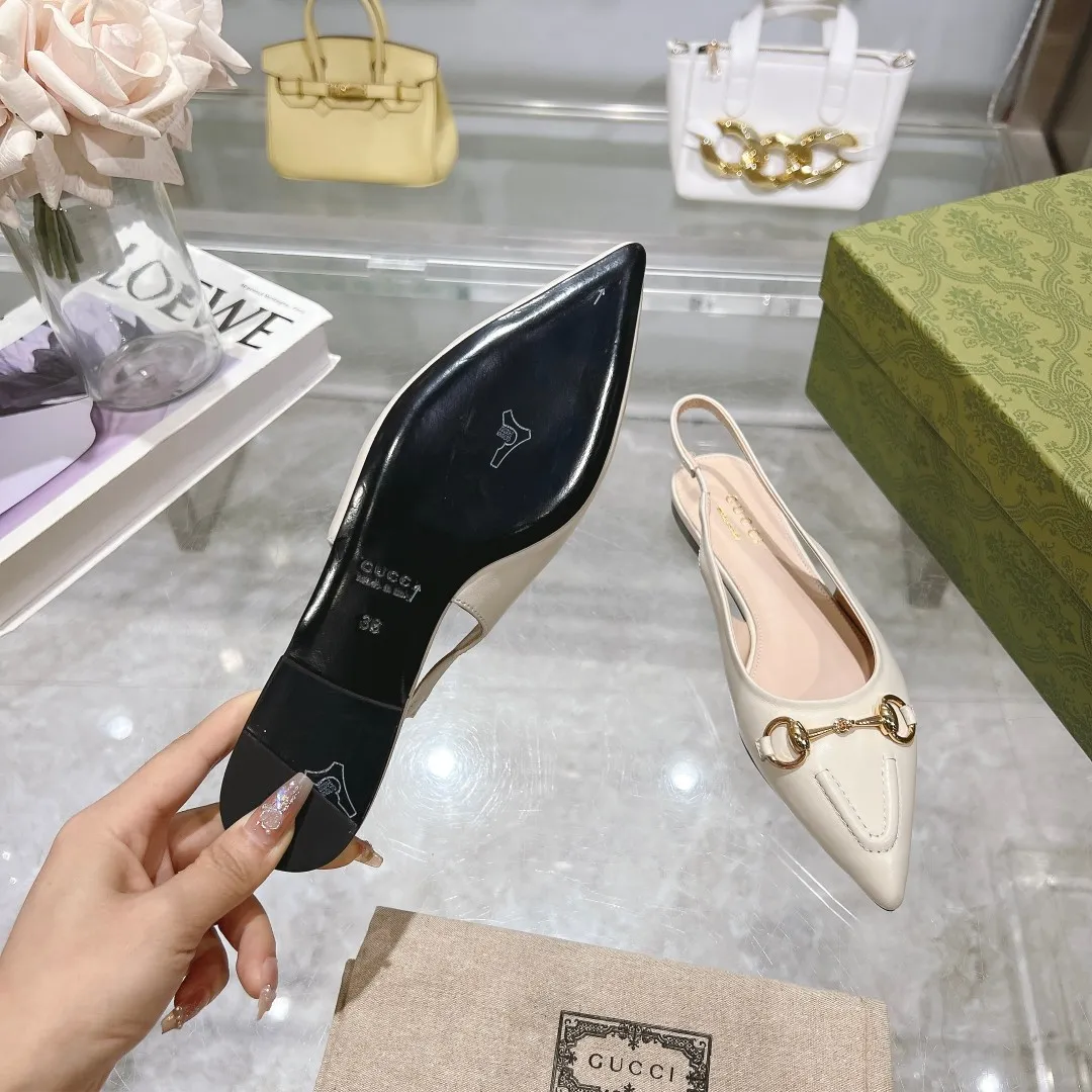 👟👟Ex-factory price 440👟👟 (genuine leather sole +40) Gucci Original GG canvas adds dazzling essence to these slingback pumps. Brown leather piping and light gold-toned hardware are complemented by beige and brown graphics. The pointed toe, elasticated straps and low heel all work together to create a comfortable fit. Upper: Made of first-layer imported patent cowhide/sheepskin lining. Outsole: Rubber non-slip outsole/genuine leather outsole. Size: 35-42 (34/41 42 customized, non-refundable)​